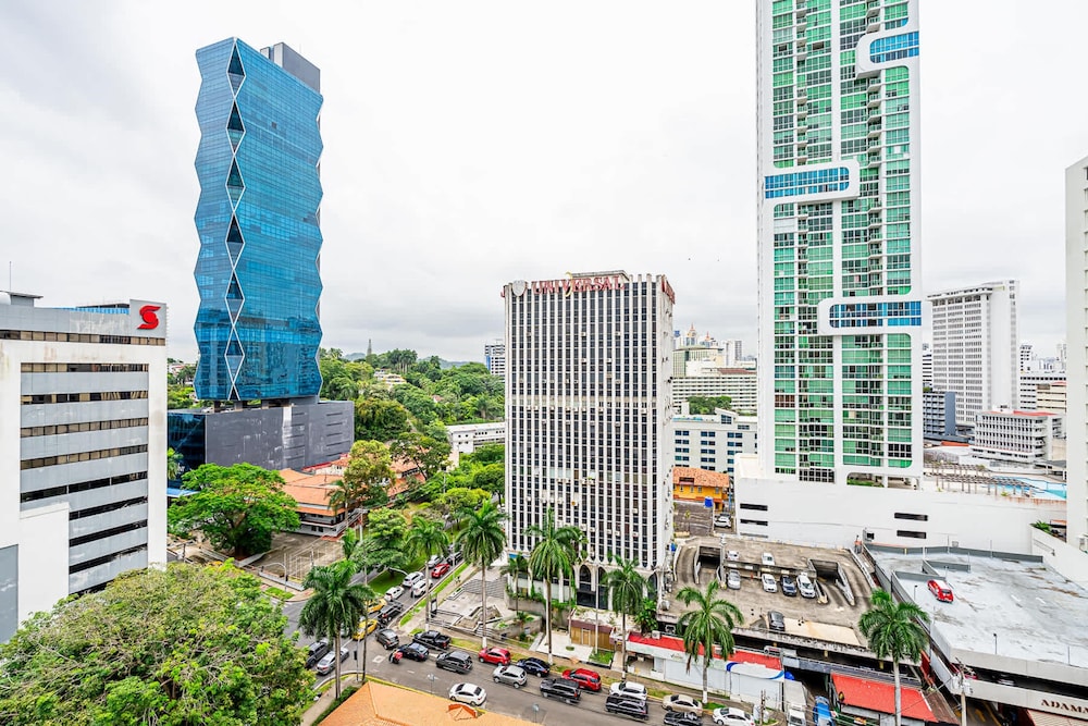 w Scenic 1BR w Panoramic City View in Calle 50