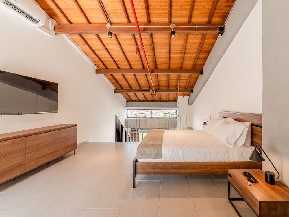 W Contemporary Loft w AC in Trendy Laureles