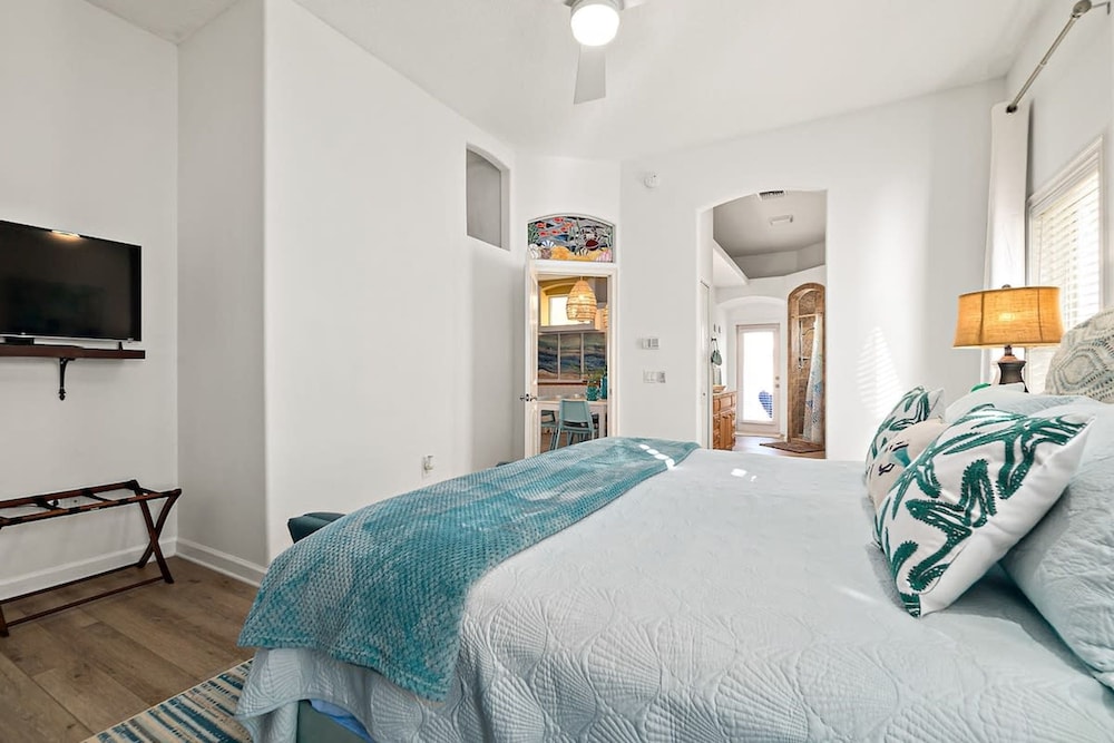 Perfect Beach House 2min Walk With Heated Pool and Hot Tub 4 bed 3 Bath With Pet Friendly