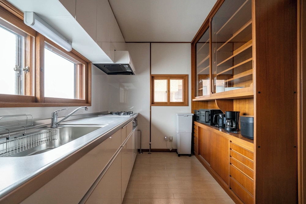 E-US NAEBO HOUSE