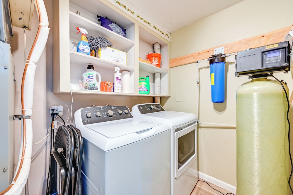 9 Mi to Spanaway Park: Home w/ Indoor Hot Tub