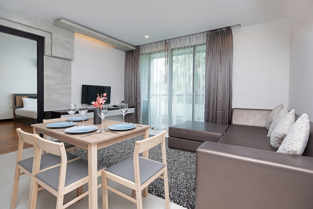 Elegant 2BR Apartment RGN B411 in Laguna