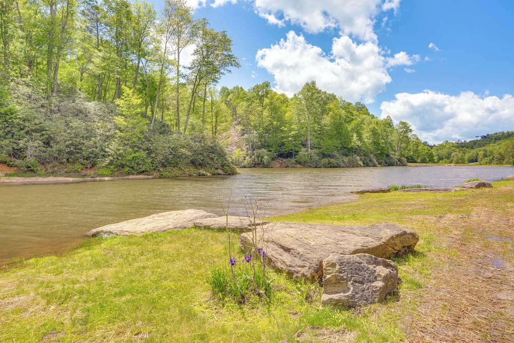 Lakefront Cabin in Elk Park w/ Hot Tub & Mtn Views