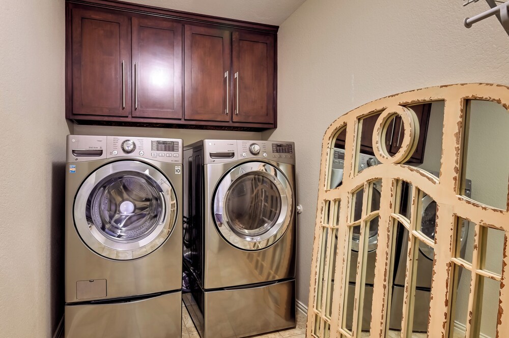 7 Mi to Lewisville Lake: Spacious Denton Home