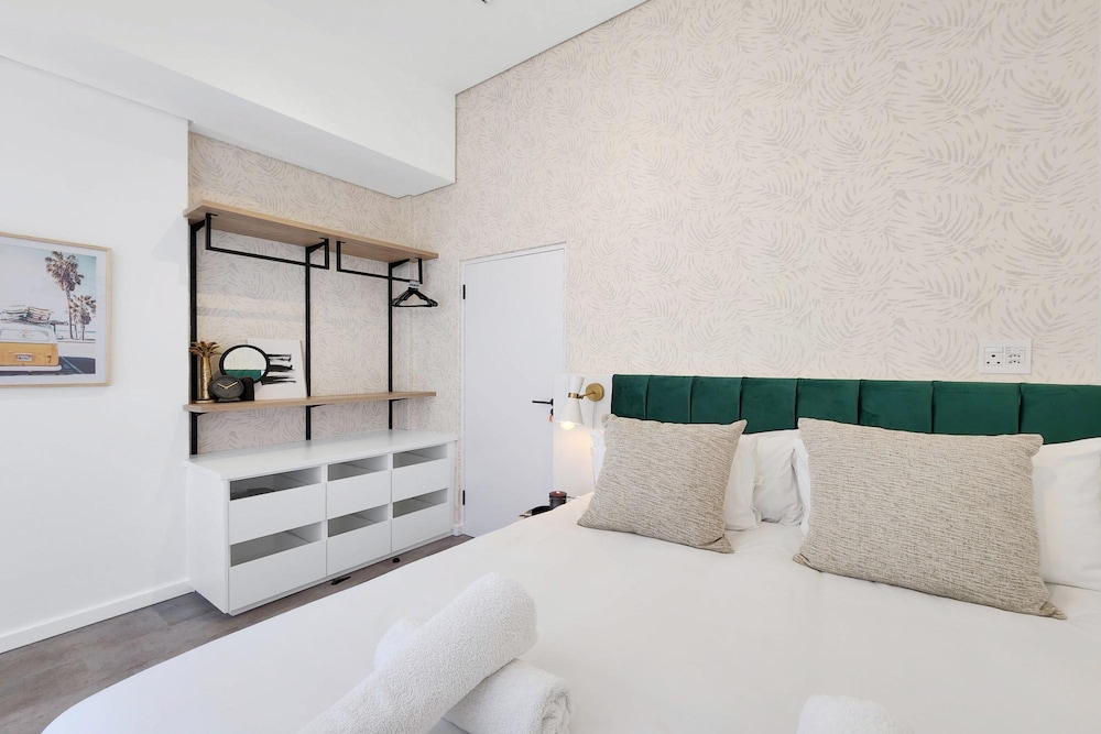 Chic Rooftop Apartment by the Sea 6onn Sea Point