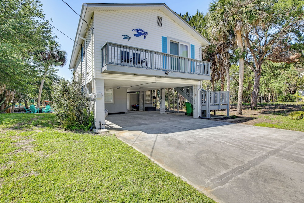 Outdoor Oasis: Canal-front Home in Crystal River