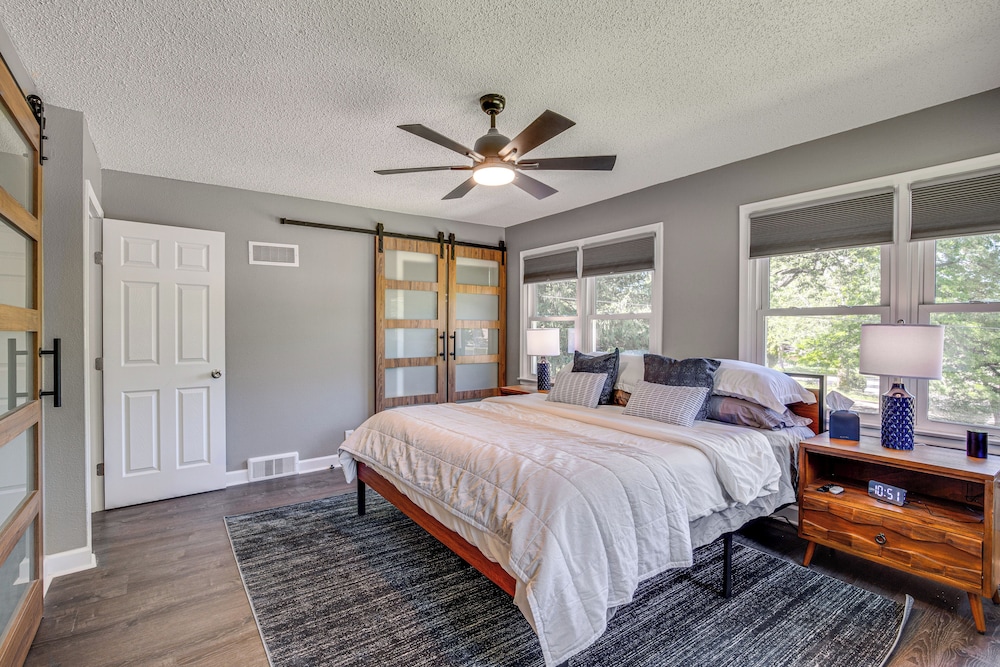 Chic Family-friendly Home in Riverside: 7 Mi to KC
