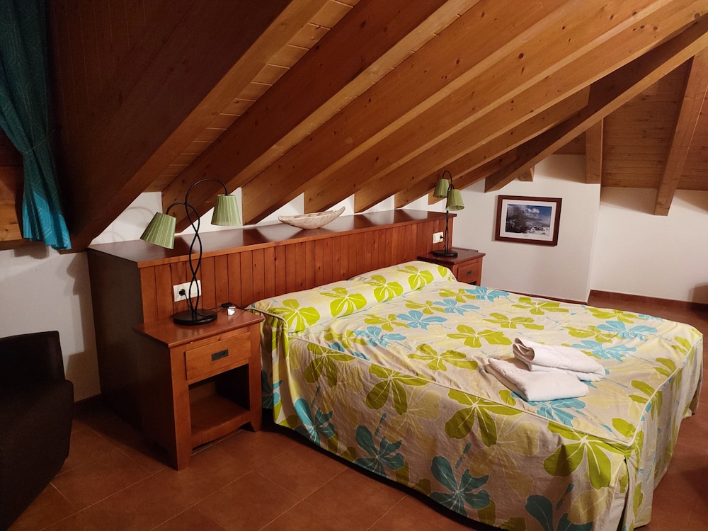 Casas Pirineo Aínsa: Historic Palace & Garden