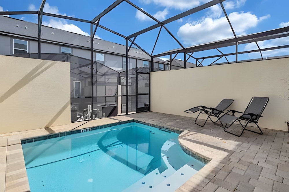 Luxury 5-bed Home With Private Splash Pool