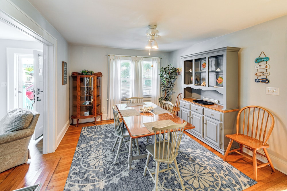 Cottage w/ Yard in Dtwn Chincoteague!