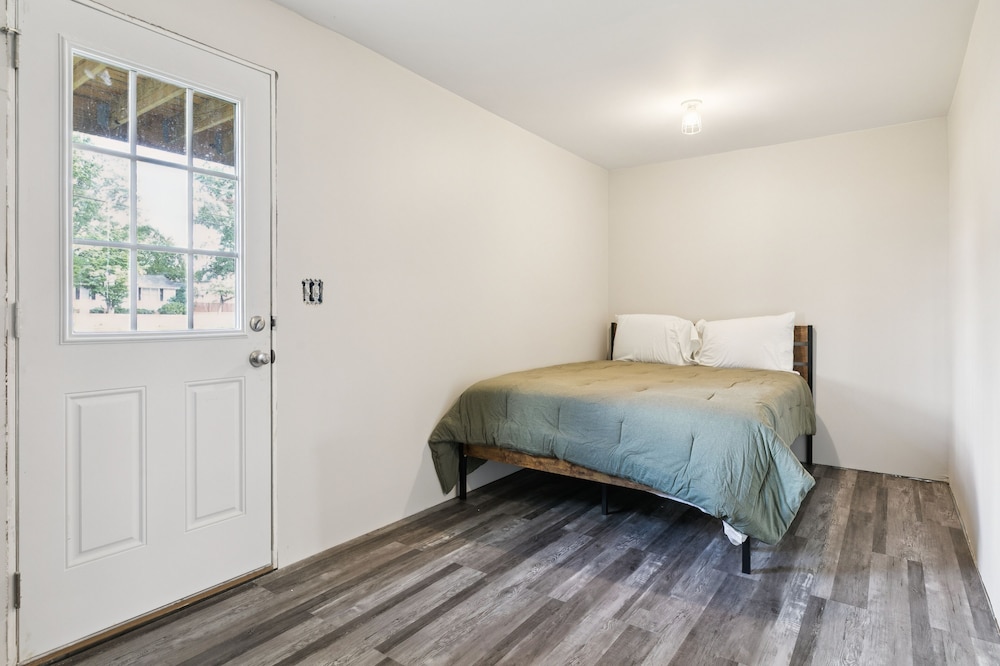 Modern Downtown Retreat Near Swamp Rabbit Trail 4 Bedroom Townhouse