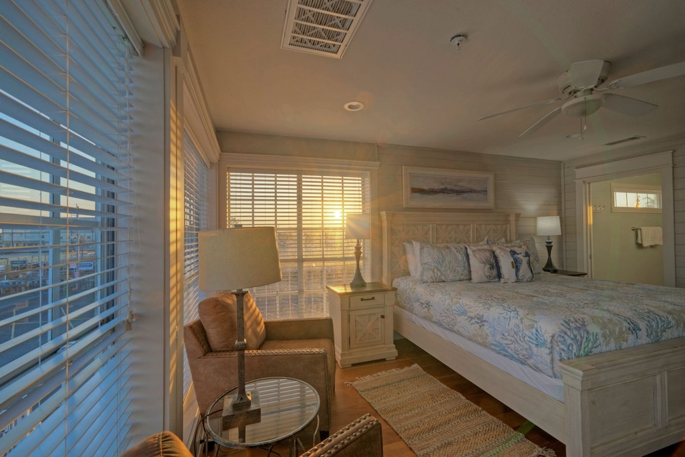 Blue Marlin at Trout Street Balcony w Marina Views Walk to Port A Nightlife