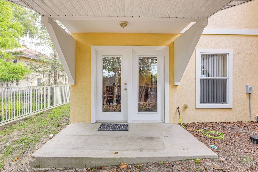 1 Mi to UF: Modern Townhome w/ Balcony