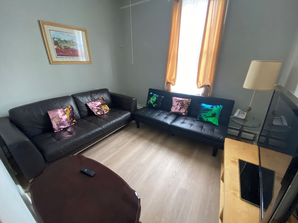 Charming 2 Bedrooms apt One Step to NYC