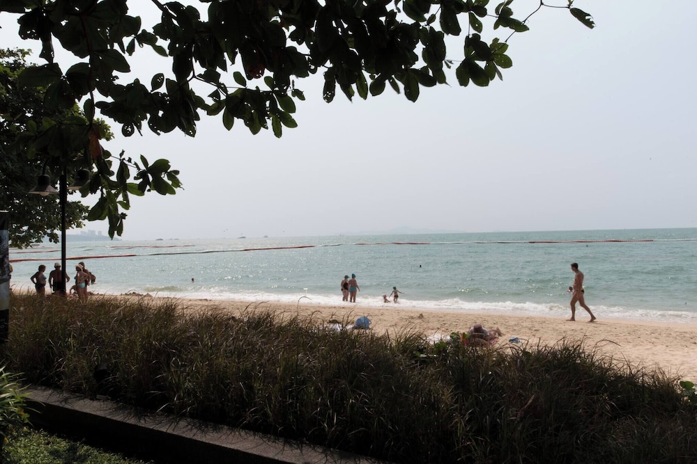 Luxury Large One Bedroom Seaview Serviced Apartment at Wongamat, Pattaya