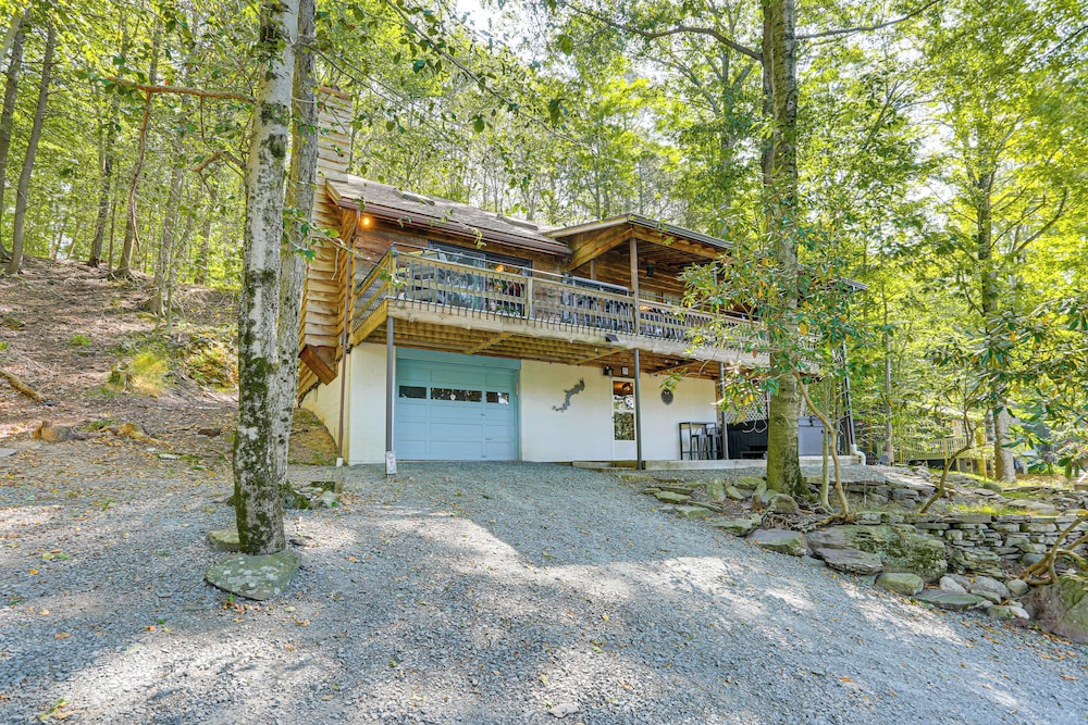 < 1 Mi to Lake: Cabin w/ Hot Tub in Greentown!