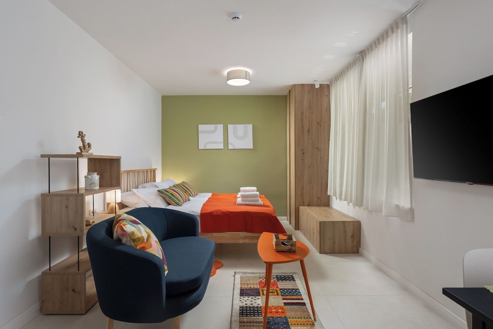 Desamani 975 Apartments