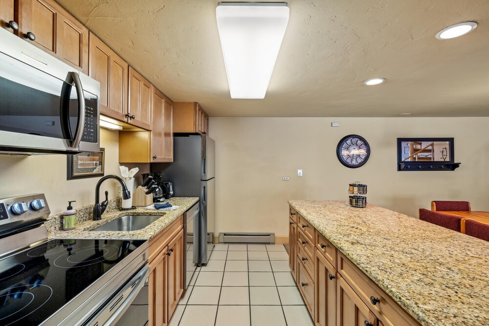 2 Level Unit w/ Pool Hot Tubs Private Deck