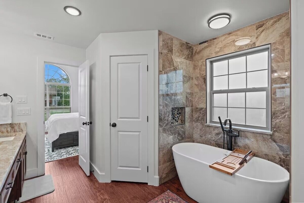 7 min to Stockyards- Cozy & Stylish Home