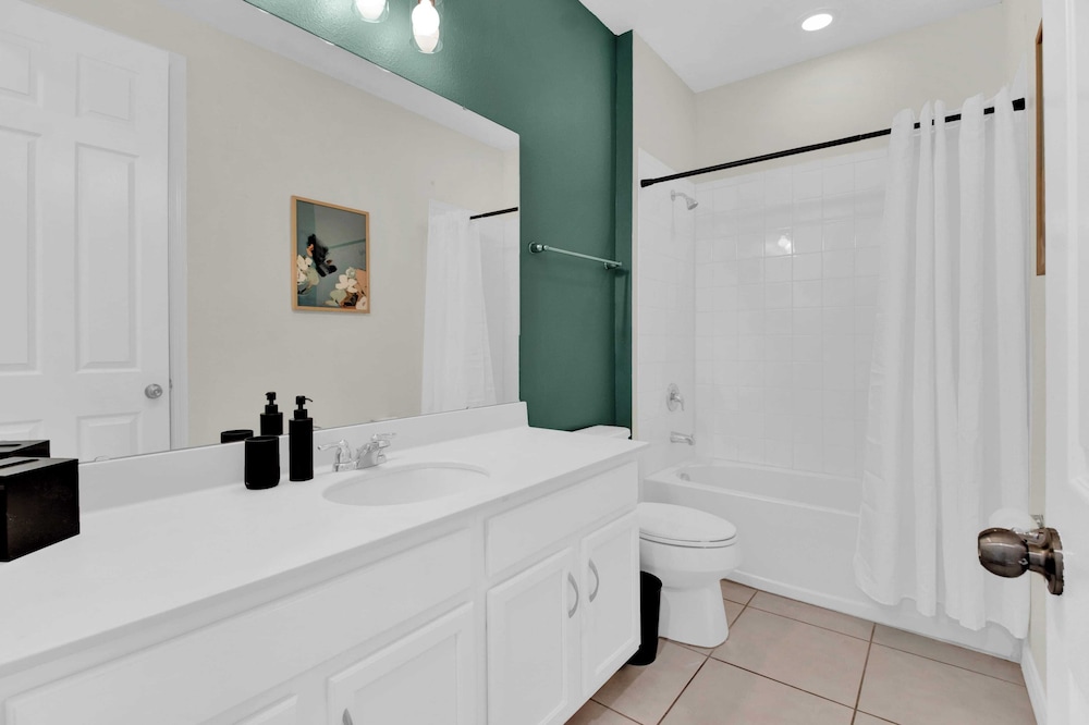 Sleeps 20! 9bdr, Star Wars-themed Game Room, Pool, Hot Tub Nassau by Avantstay