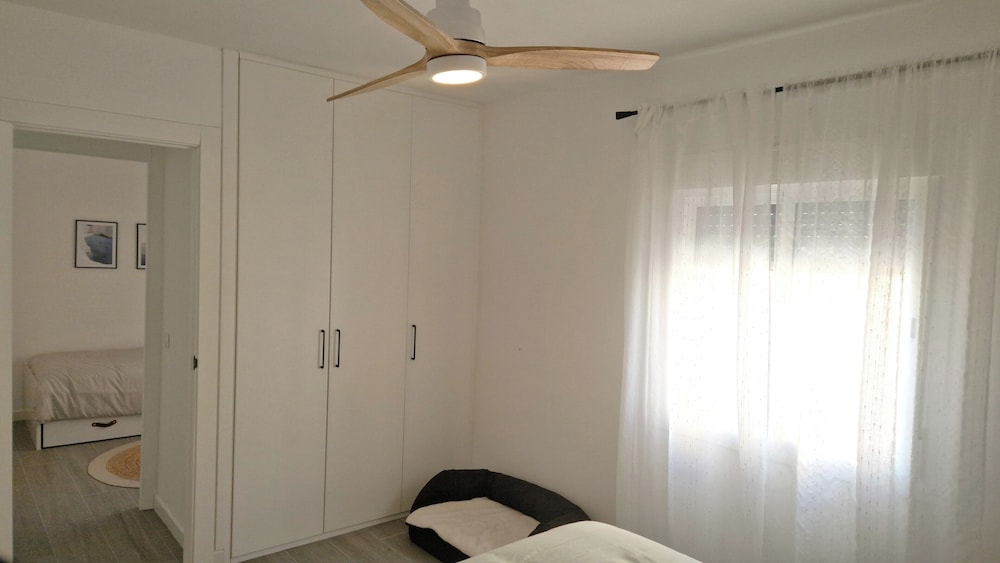 3 Bed Apt Sleep 6 - Pets, Balcony, Parking, Wifi