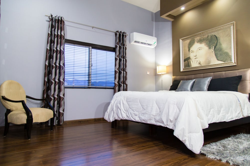 New Kingston Apartment at The Palms