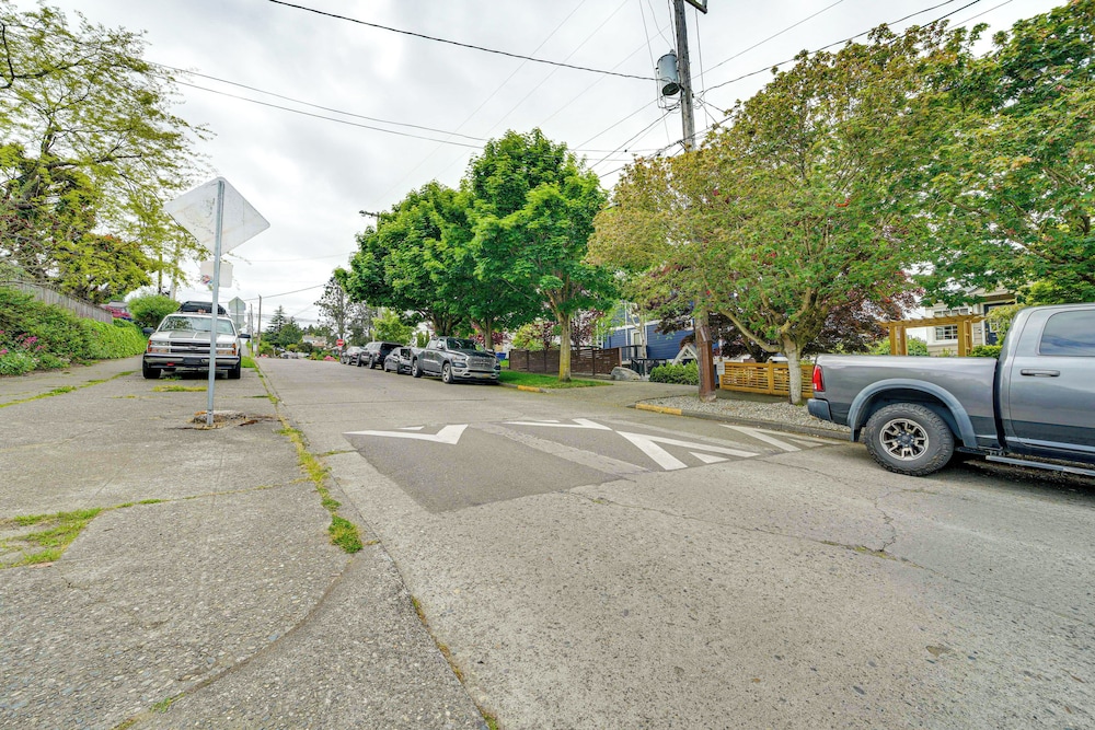 2 Blocks to Beach Park: Cozy Seattle Townhome
