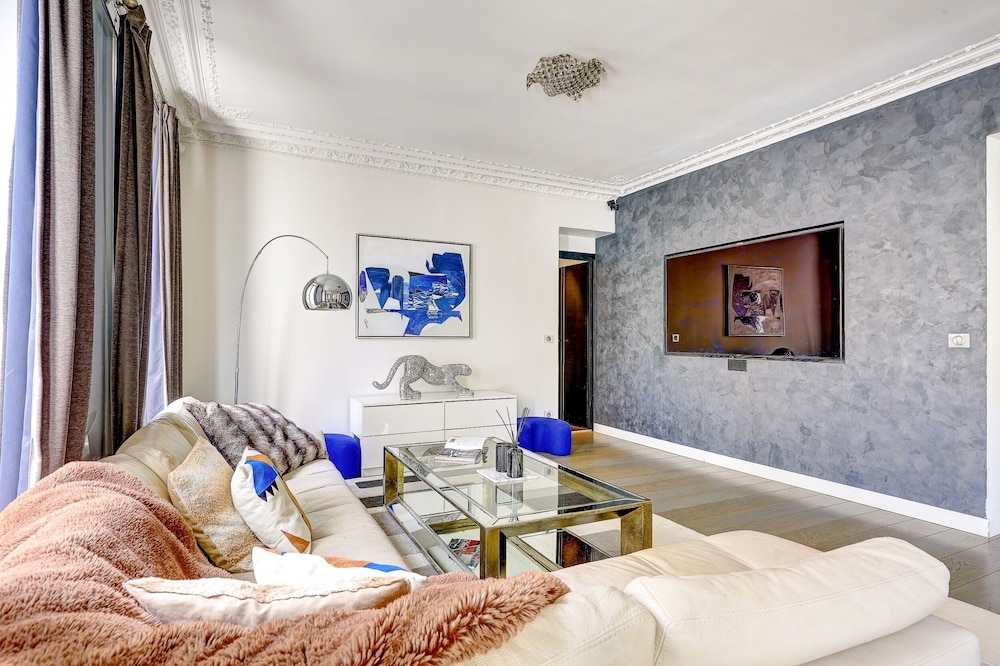 Elegant 3BR Arc de Triomphe