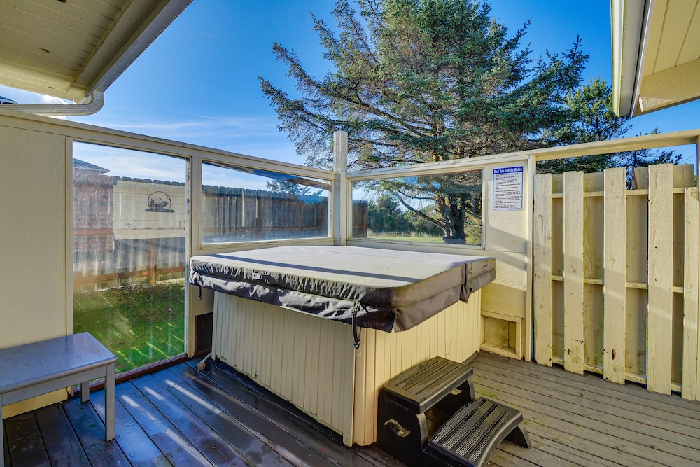 Pet-friendly Washington Retreat w/ Hot Tub & Deck! view 2