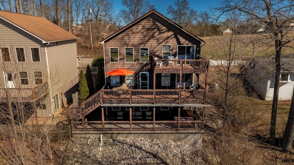 Lake It Easy 3 Level Home