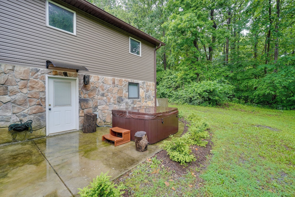 Hot Tub & Theater Room: Getaway in Falling Waters