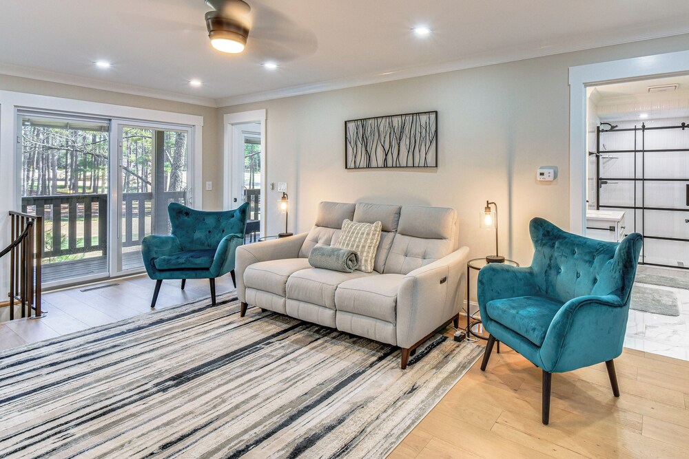Golf Course View: Modern Keowee Key Condo!