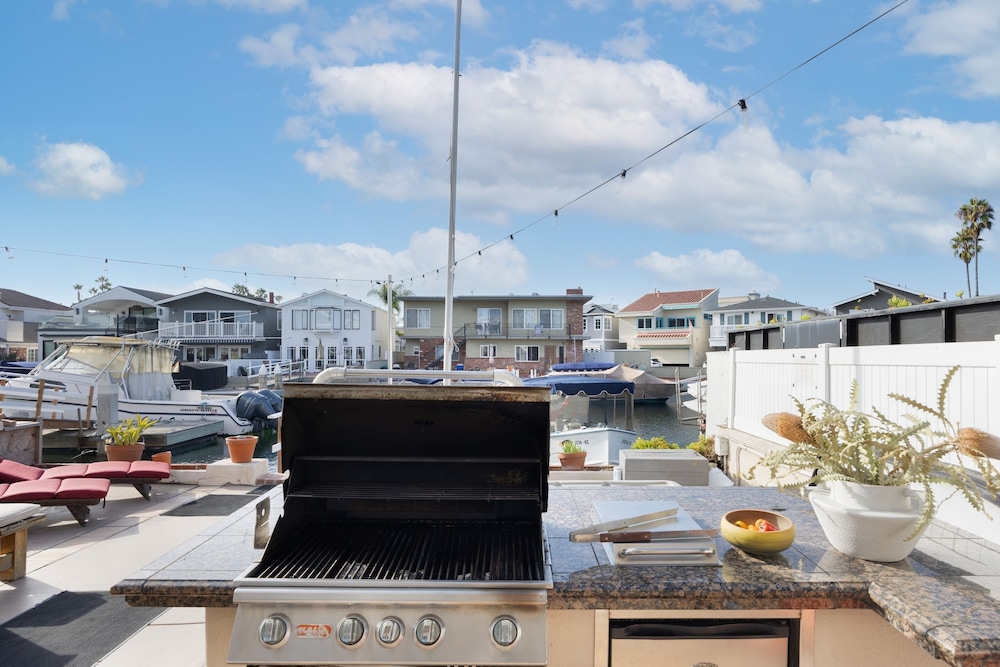 Canalfront Charmer by Avantstay Waterfront w Private Dock Hot Tub