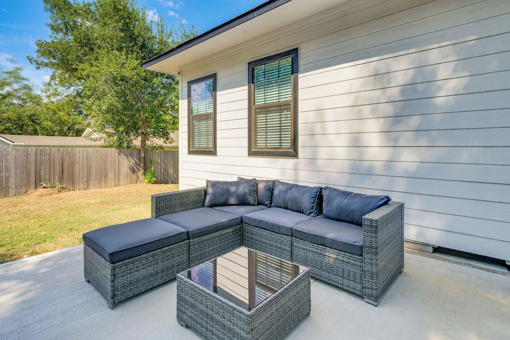 1 Mi to Dtwn Brenham! 'the Bell & Bloom Cottage'