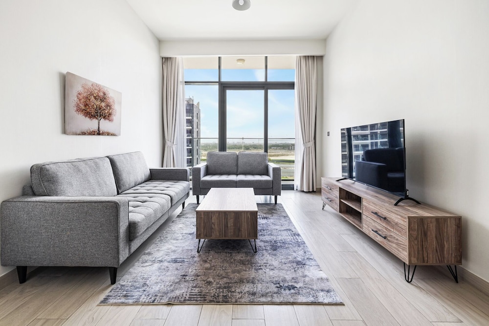 Cozy 1BR with Balcony Views