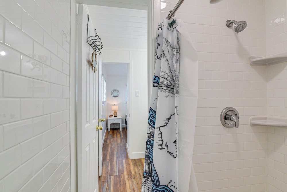 Pet-friendly Galveston Home: Walk to Beaches!
