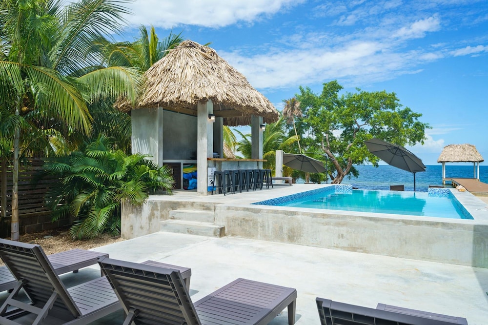 Conmigos 6 Bedroom Beachfront Villa