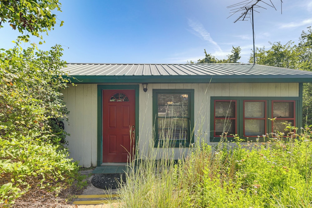 2 Mi to Fishing on Lake Whitney: Cottage w/ Deck