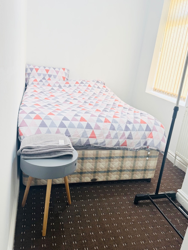 Stoke-on-trent - House - Sleeps 7 - City Centre