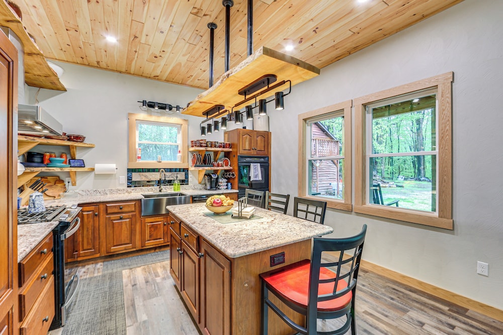 10 Mi to Mtn Resort: Normalville Cabin w/ Balcony!