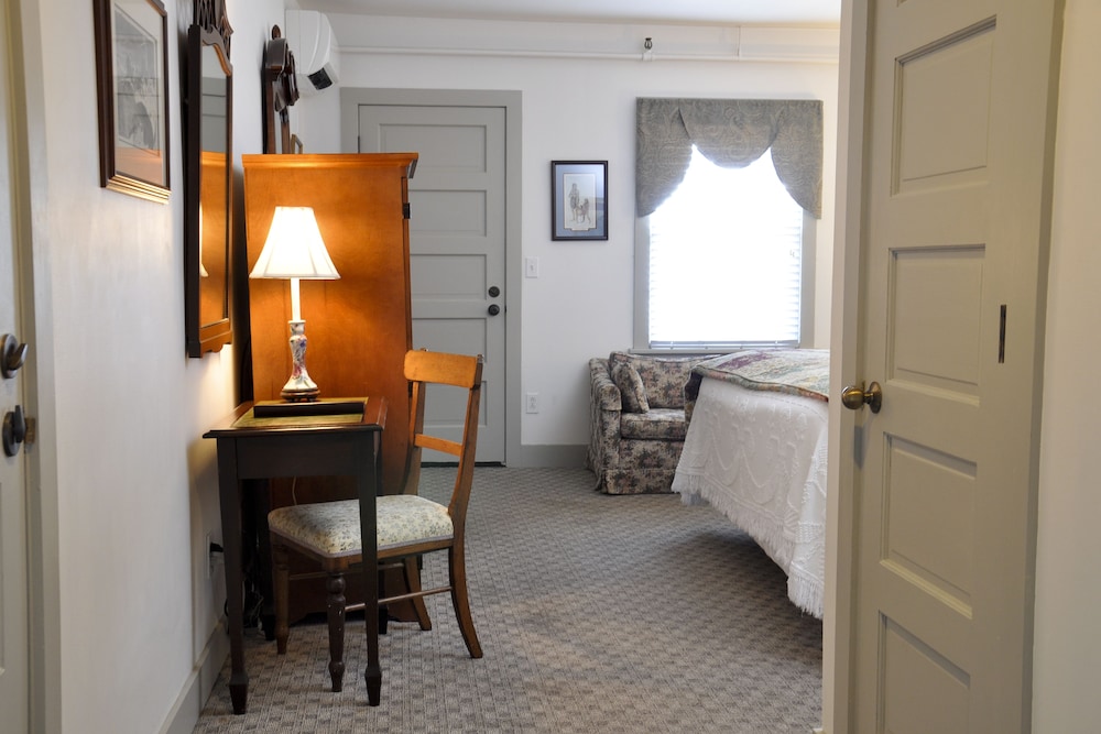 The First Colony Inn