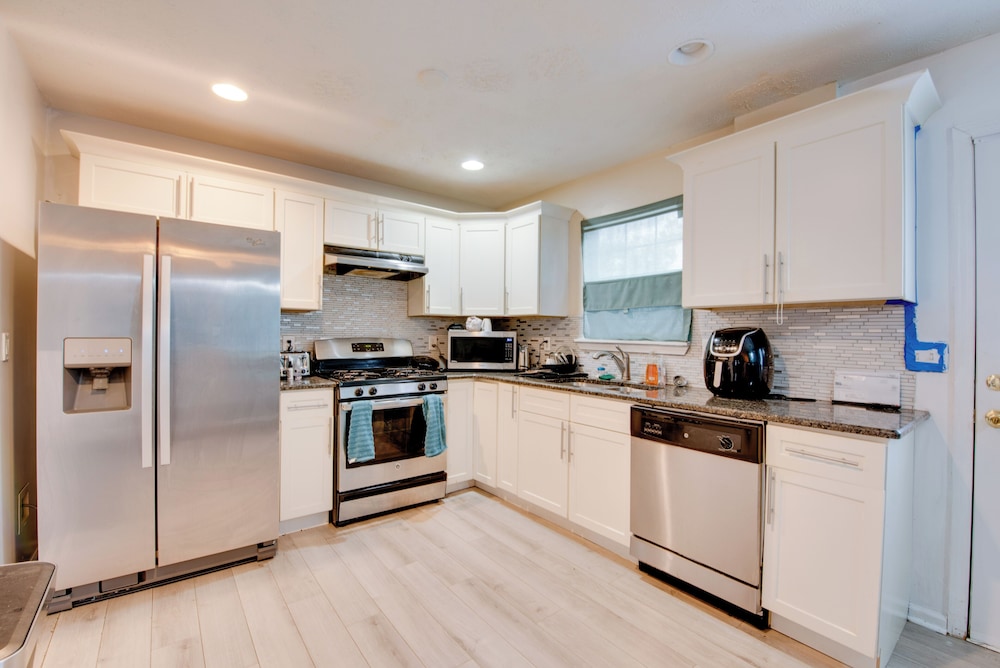 Lovely Atlanta Home w/ Yard Near Cedar Grove Lake view 4