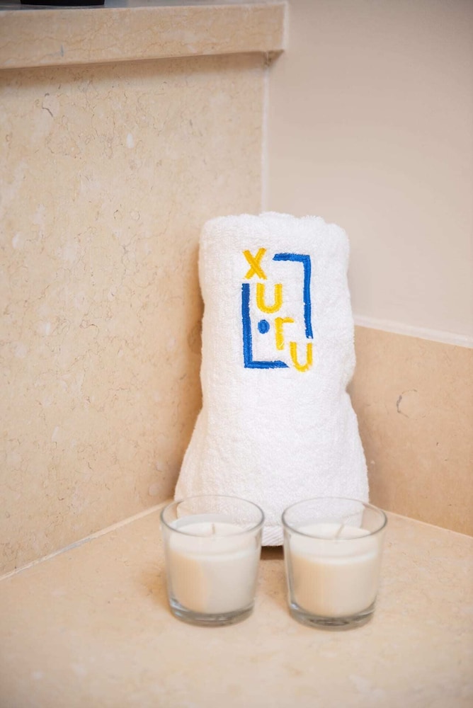 Xuru Stays I Exotic 1bdr w/ Outdoor Terrace Pool & Beach Access