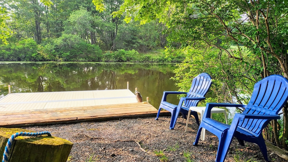 Waterside Haven by Avantstay Lakefront Hot Tub Game Room Fire Pit