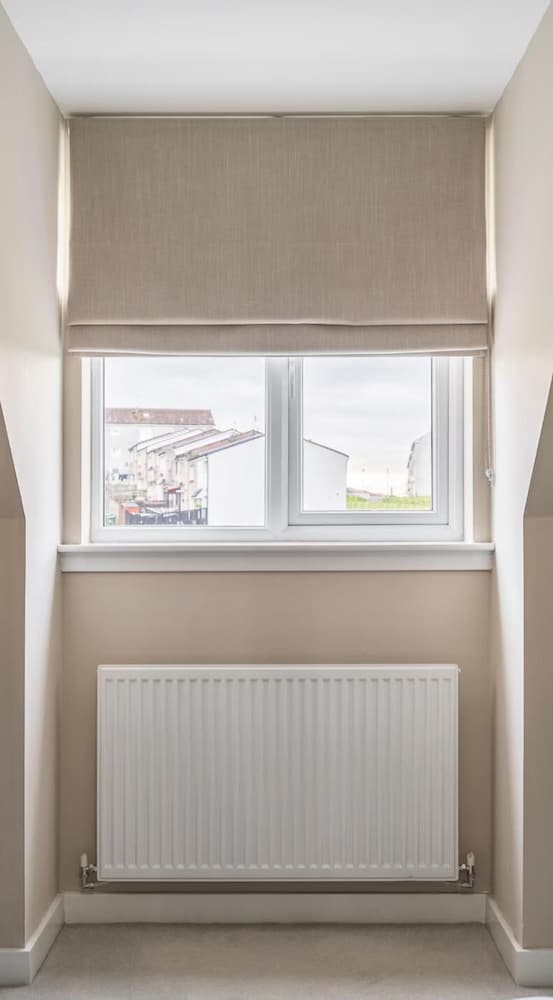 Charming 3 Bed Home in Stepps, Glasgow - Garden & Patio