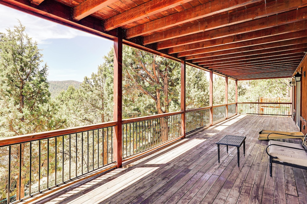 Hot Tub + Game Room: Mtn-view Retreat in Big Bear!