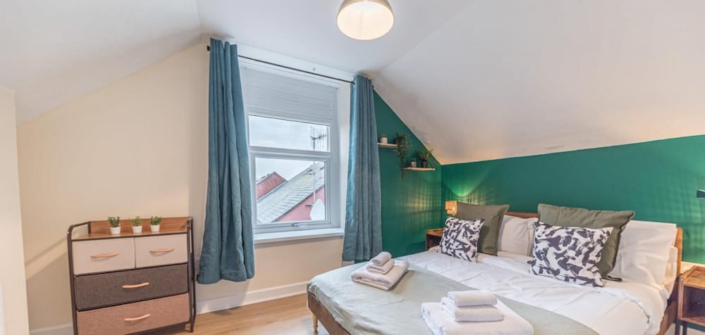 24hr Check-in Pet-friendly Apartment Fast Wifi view 4