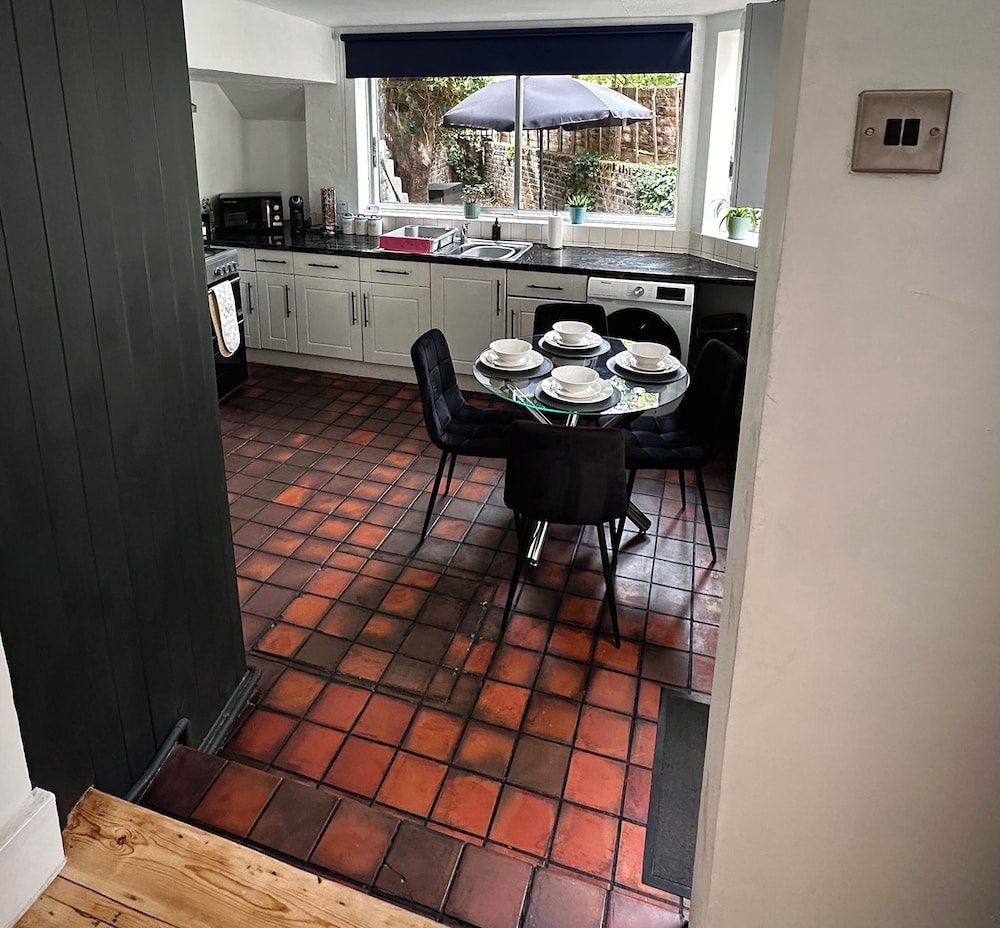 Fulham Tranquil 2BD King Bed Home w/ Parking & Gdn