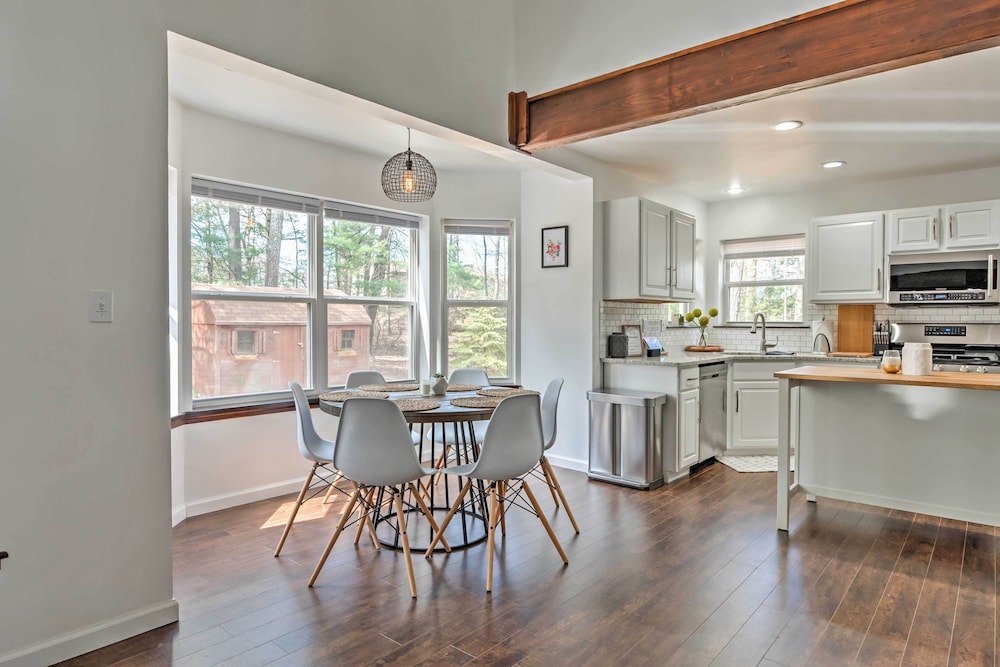 Tannersville House: Bar & Deck, 2 Mi to Ski Resort view 2