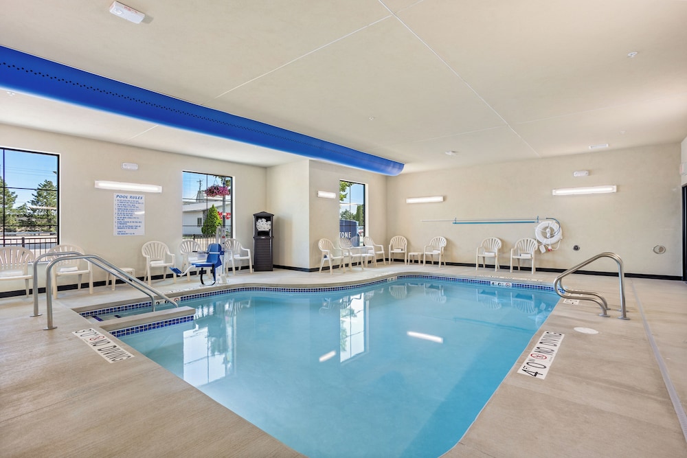Cobblestone Hotel & Suites - Waukesha
